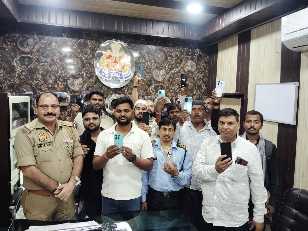 लखनऊ: कैसरबाग पुलिस ने बरामद किए 12 खोए मोबाइल, मोबाइल पाकर खिले लोगों के चेहरे
