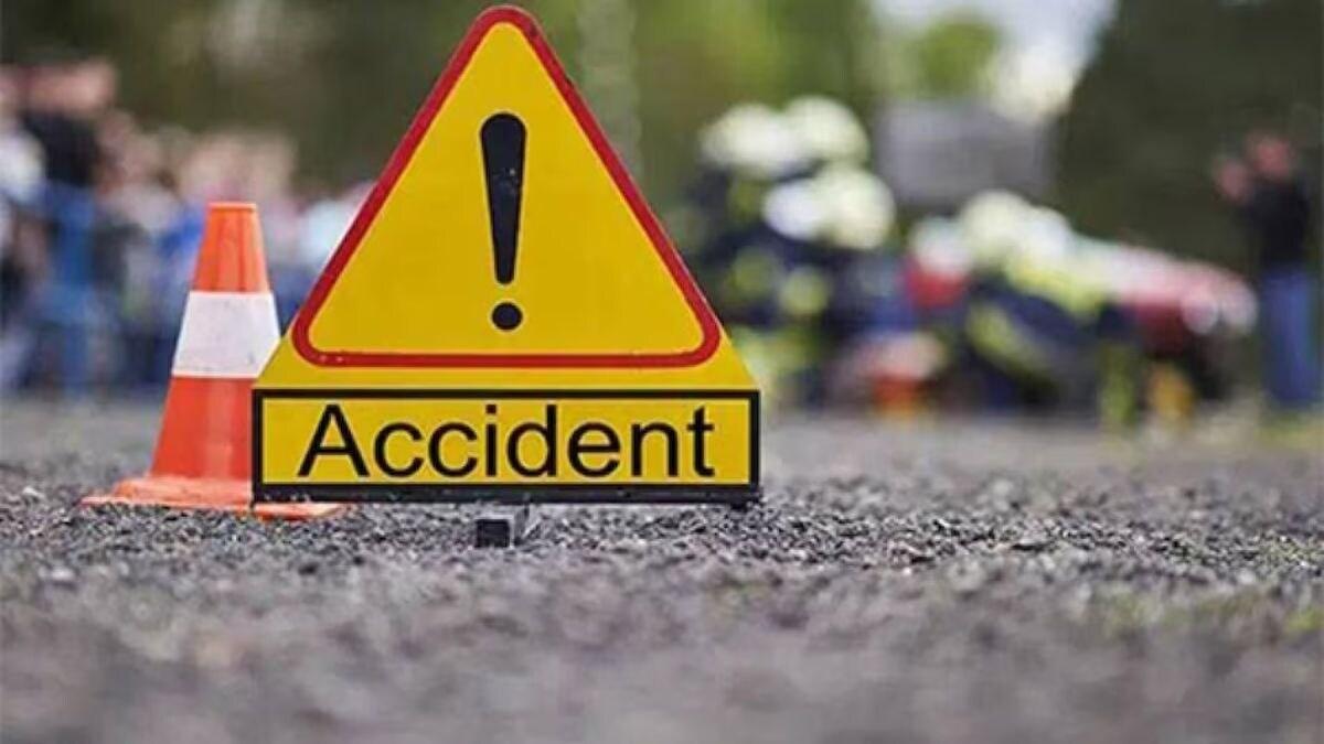 महोबा में सड़क हादसा: बेकाबू ट्रैक्टर की टक्कर से बाइक सवार तीन लोगों की मौत, इलाके में मचा कोहराम