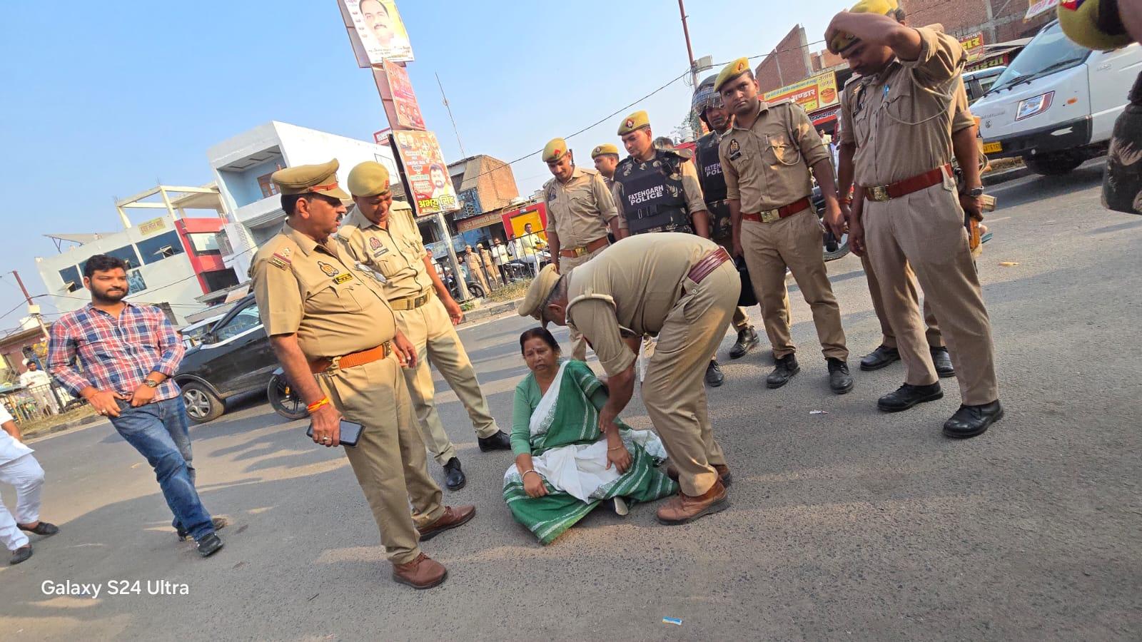 मोहम्मदाबाद में एमएलसी चुनाव के दौरान हंगामा, सपा-भाजपा कार्यकर्ता आमने-सामने