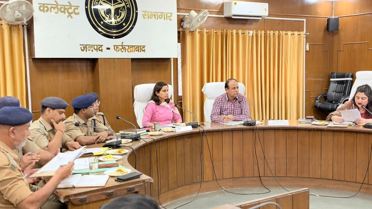 दीपावली पर आतिशबाजी की दुकानों में सुरक्षा मानकों का सख्ती से पालन कराएं: जिलाधिकारी