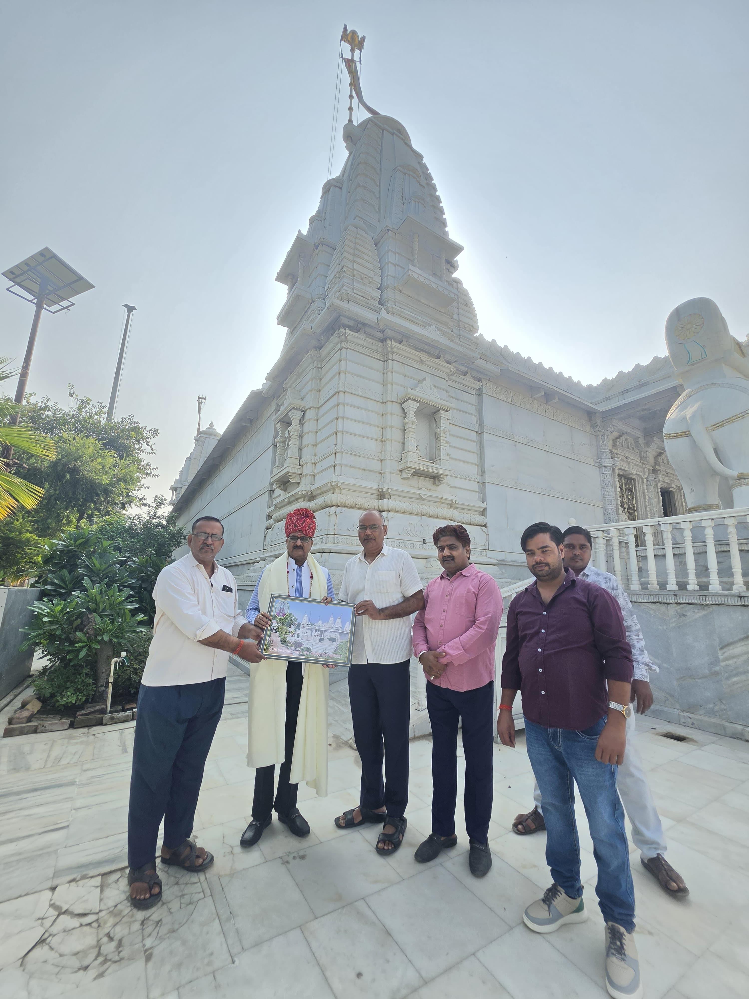 ऐतिहासिक एवं पौराणिक तीर्थनगरी कंपिल में डीआईजी (जेल) सुभाष चंद्र शाक्य शनिवार सुबह प्रसिद्ध जैन श्वेतांबर मंदिर पहुंचे