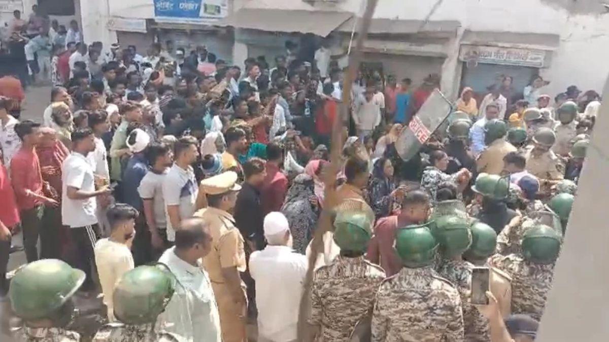 RSS जुलूस के रास्ते पर बैठीं महिलाएं, धार्मिक स्थल के सामने हुआ पथराव, पुलिस ने किया लाठीचार्ज