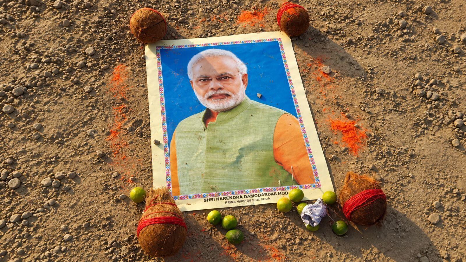 PM मोदी की तस्वीर के पास मिली टोटका सामग्री, 4 संदिग्ध हिरासत में, FIR दर्ज