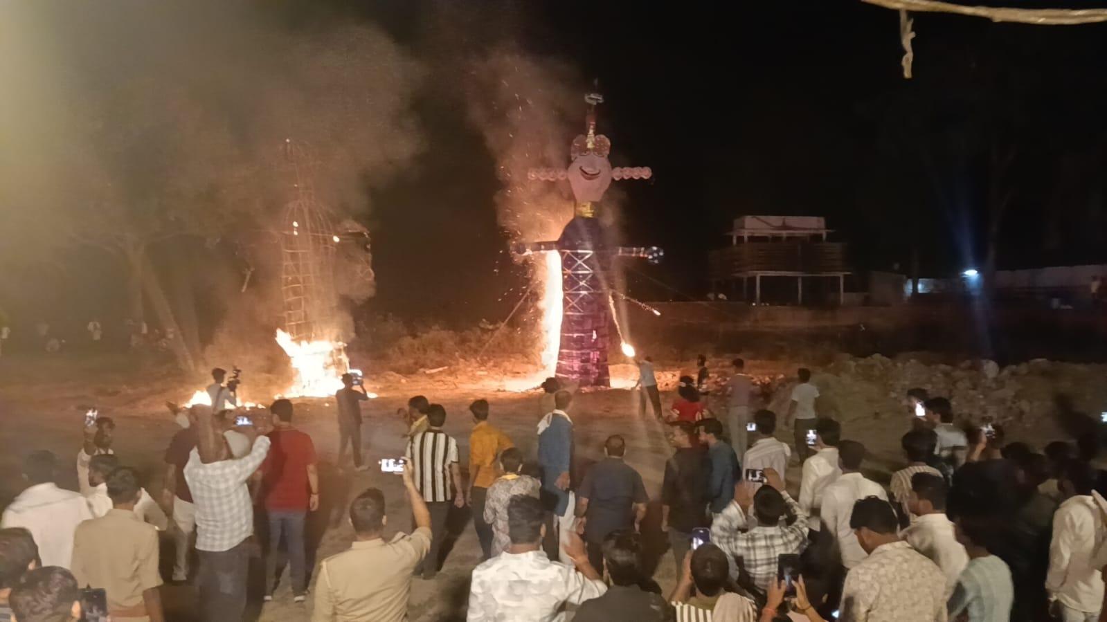 मोहम्मदाबाद में श्रीराम के विजय रथ के साथ निकली युद्ध यात्रा, 40 फीट का रावण धू-धूकर जला