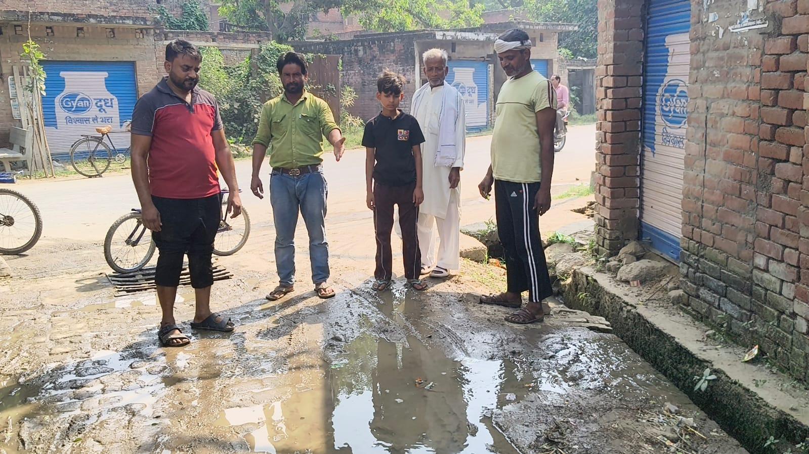 पहली बार पानी का दबाव नहीं झेल पाई नई पाइपलाइन, जगह-जगह फटी; गलियां और संपर्क मार्ग बने तालाब