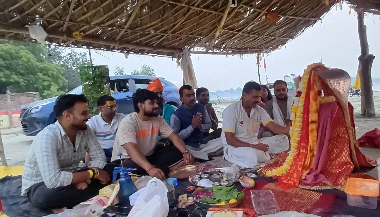 पांचाल घाट पर 651वीं गंगा आरती संपन्न, दीपदान कर श्रद्धालुओं ने की विश्व कल्याण की प्रार्थना