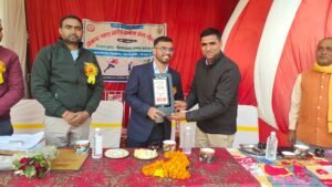 बीडीओ को प्रतीक चिन्ह देकर सम्मानित करते क्षेत्रीय युवा कल्याण अधिकारी अनुराग