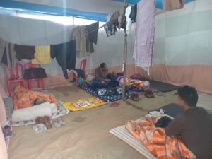 जमीन पर लेटे पुलिसकर्मी