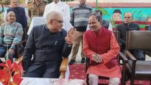 ऑटो चालक से बात करते कानपुर डीएम