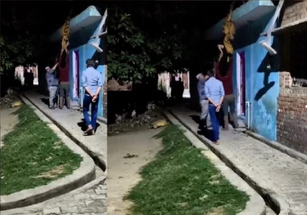 उल्टा लटका कर पीटा