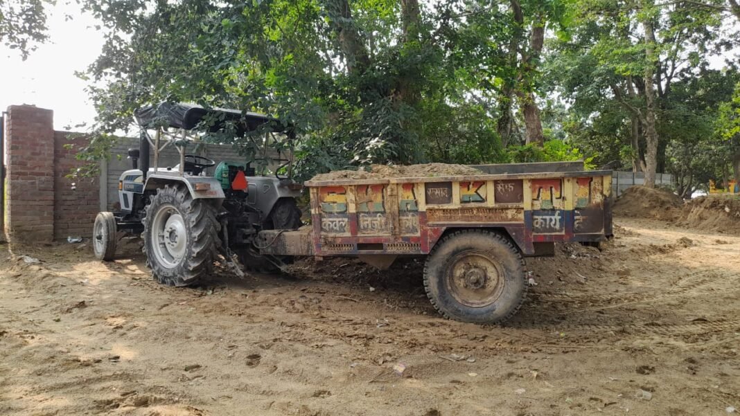 बालू लदा ट्रैक्टर