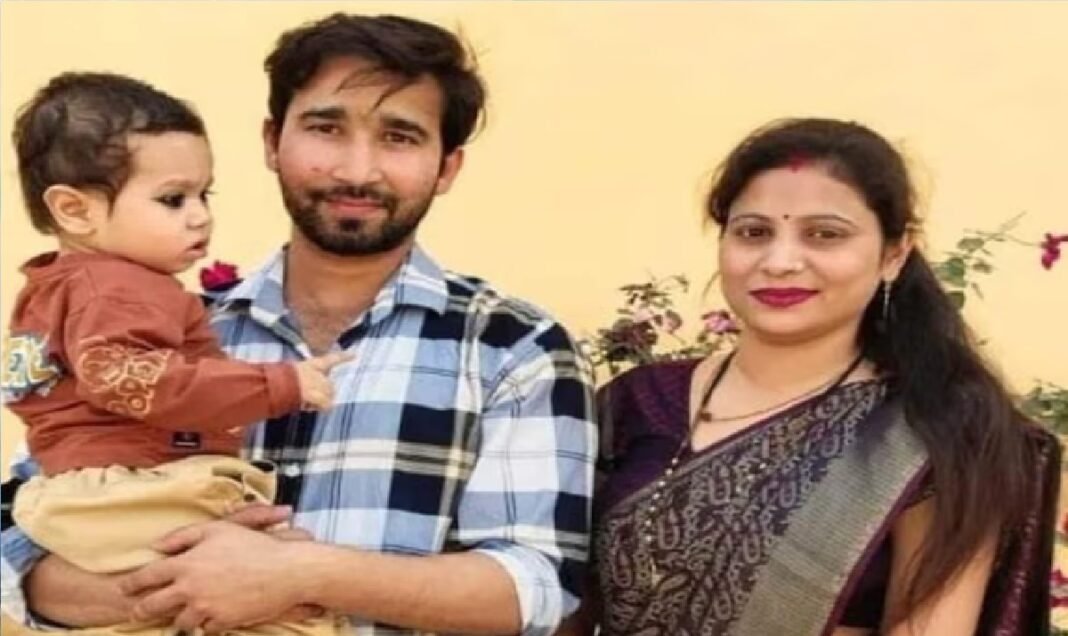 मासूम बेटे संग गंगा नदी में कूदा