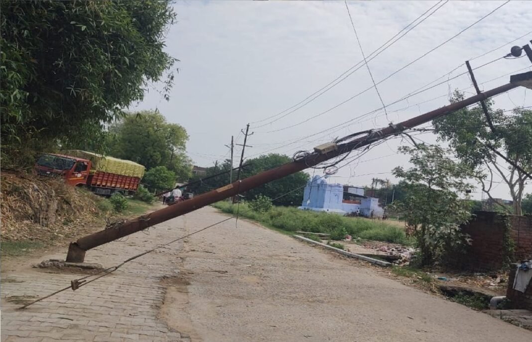 pole fell down
