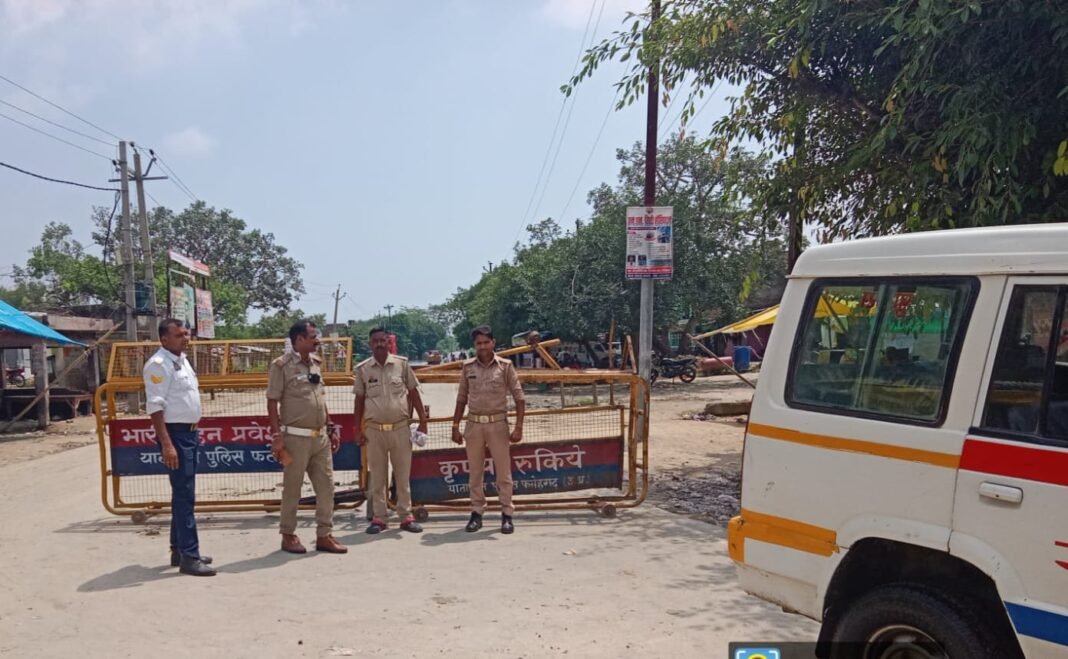 पुल पर रोके गए बड़े वाहन पुल पर रोके गए बड़े वाहन