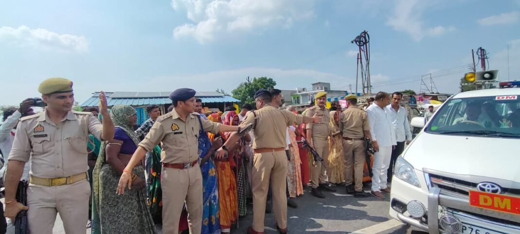 महिलाओं को रोकते सीओ