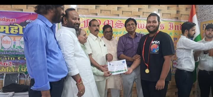 सम्मान से नवाजा गया सम्मान से नवाजा गया
