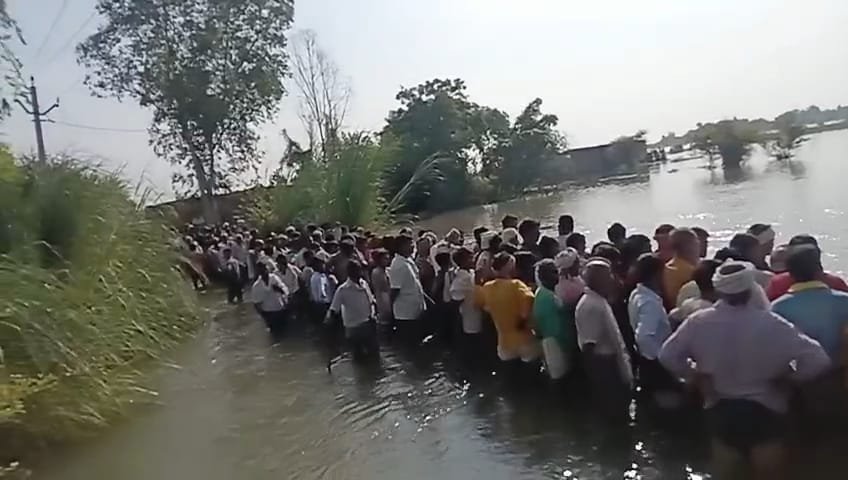 युवक बाढ़ के पानी में डूबा युवक बाढ़ के पानी में डूबा
