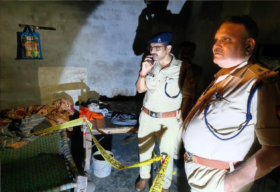 शव पड़ोसी के घर में रखे संदूक में मिला