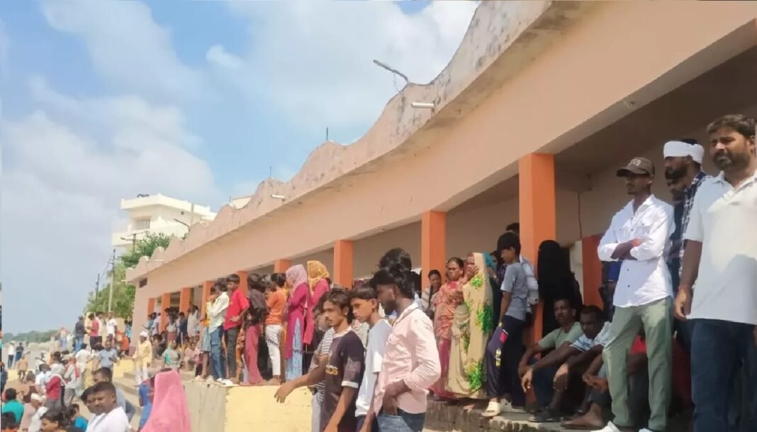 4 युवक डूबे