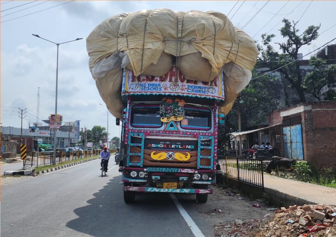 तीन ओवरलोड ट्रक सीज
