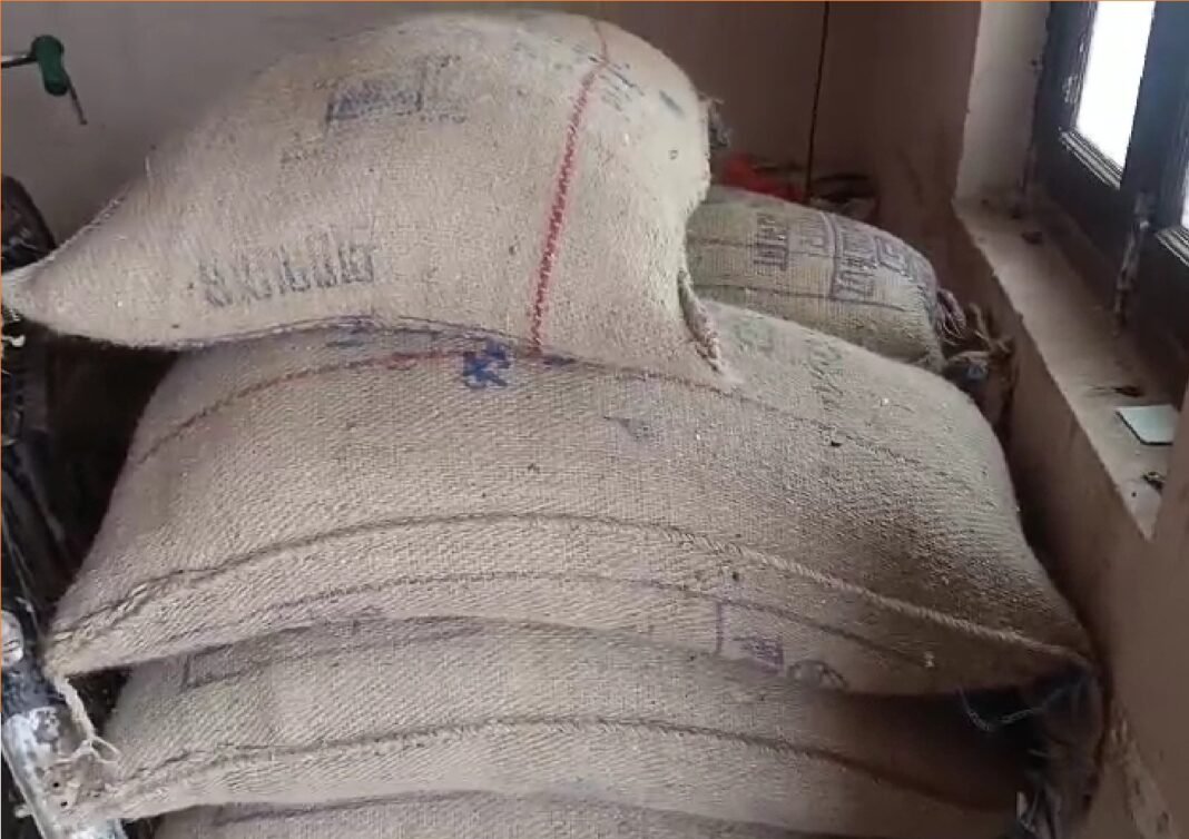 चीनी की कालाबाजारी पकड़ाई