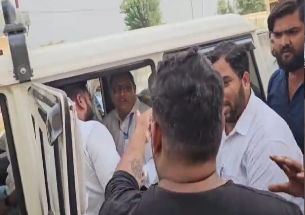 पब्लिक ने सिखाया सबक, लगाए मुर्दाबाद के नारे