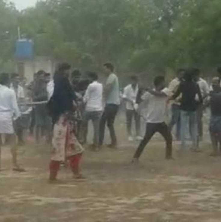 जमकर बवाल चला ईंट-पत्थर जमकर बवाल चला ईंट-पत्थर
