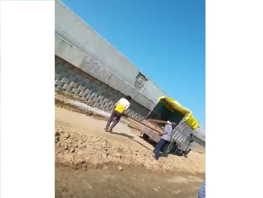 बिजली के खंभे चोरी का मामला गर्माया
