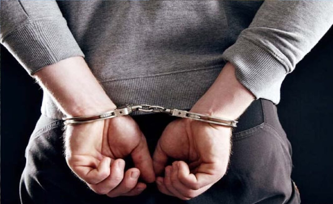 दो आरोपियों को माल सहित दबोचा