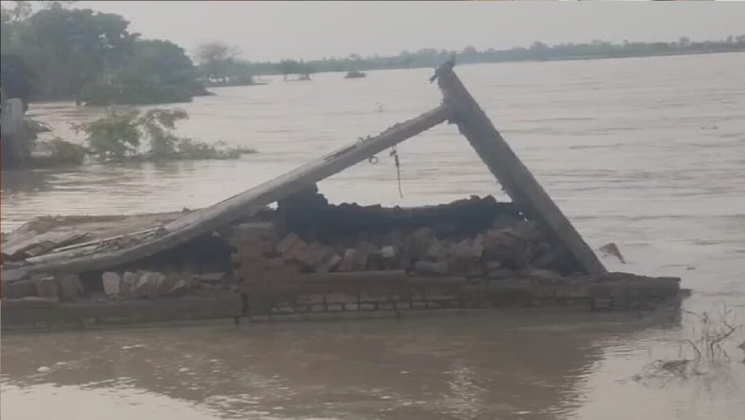पक्का मकान और झोपड़ी गंगा में समाई पक्का मकान और झोपड़ी गंगा में समाई