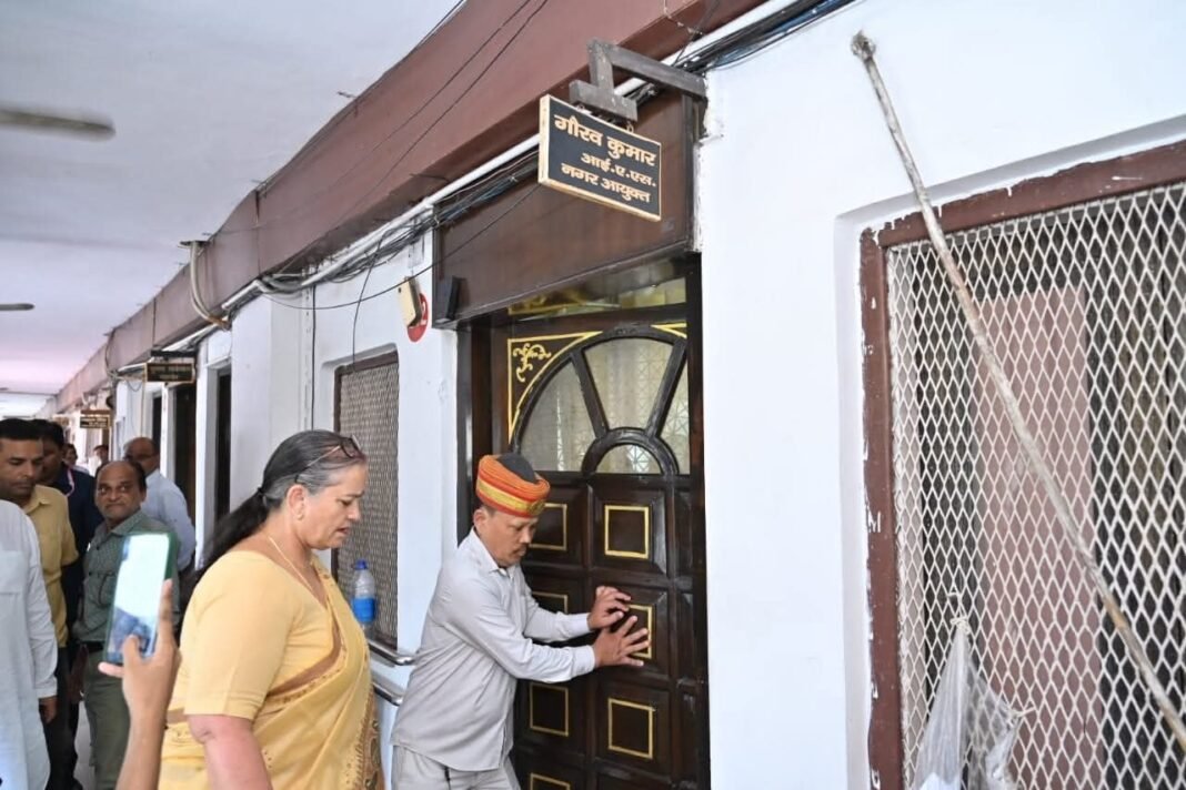 नगर निगम मुख्यालय पर औचक निरीक्षण