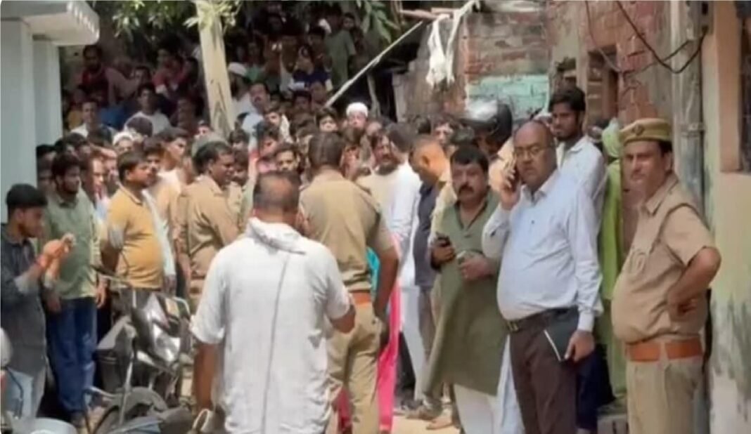 मकान ढहाते समय भर-भरा कर गिरी छत