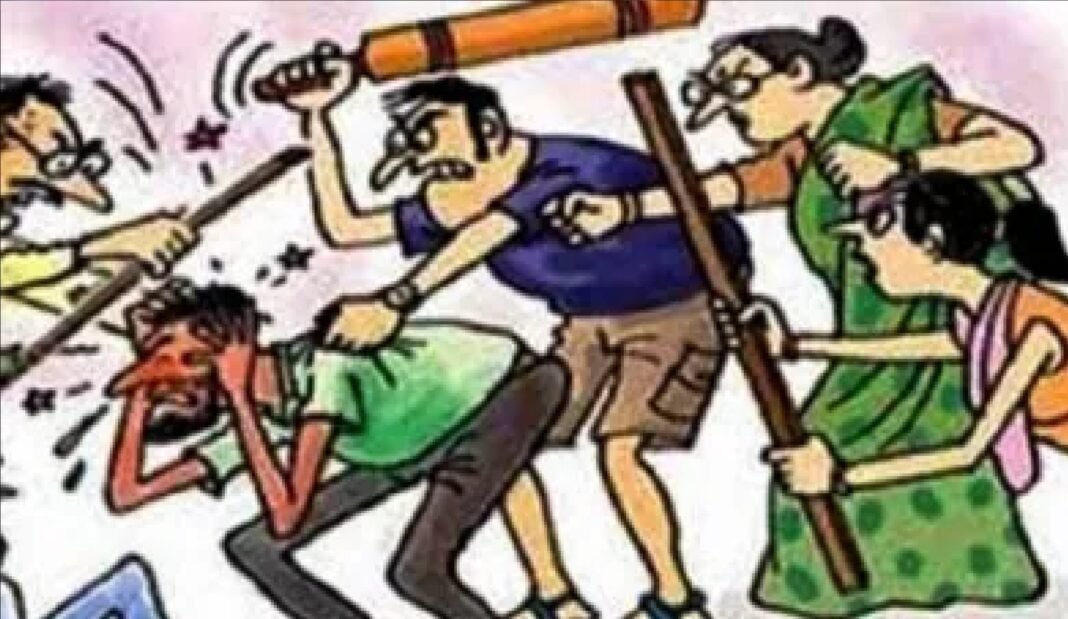 लाठी-डंडों से भिड़े दो पक्ष