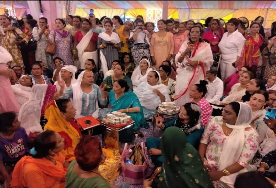 बाढ़ पीड़ितों की मदद के लिए आगे आया किन्नर समाज