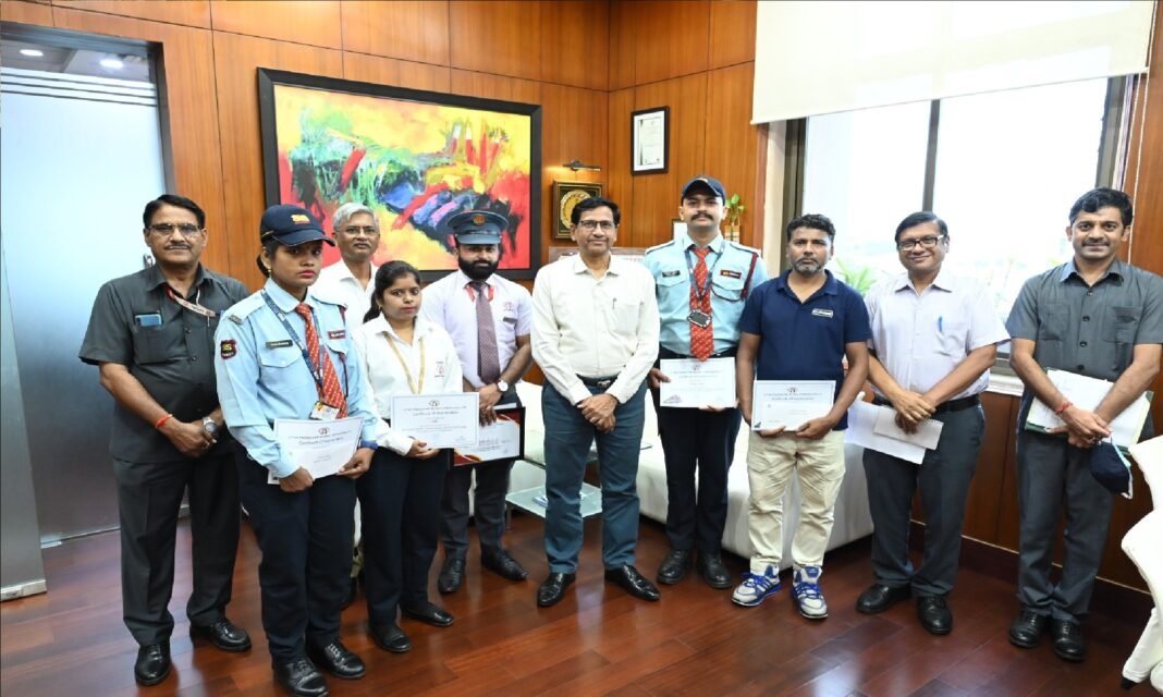 कर्मचारी को मिला पुरस्कार