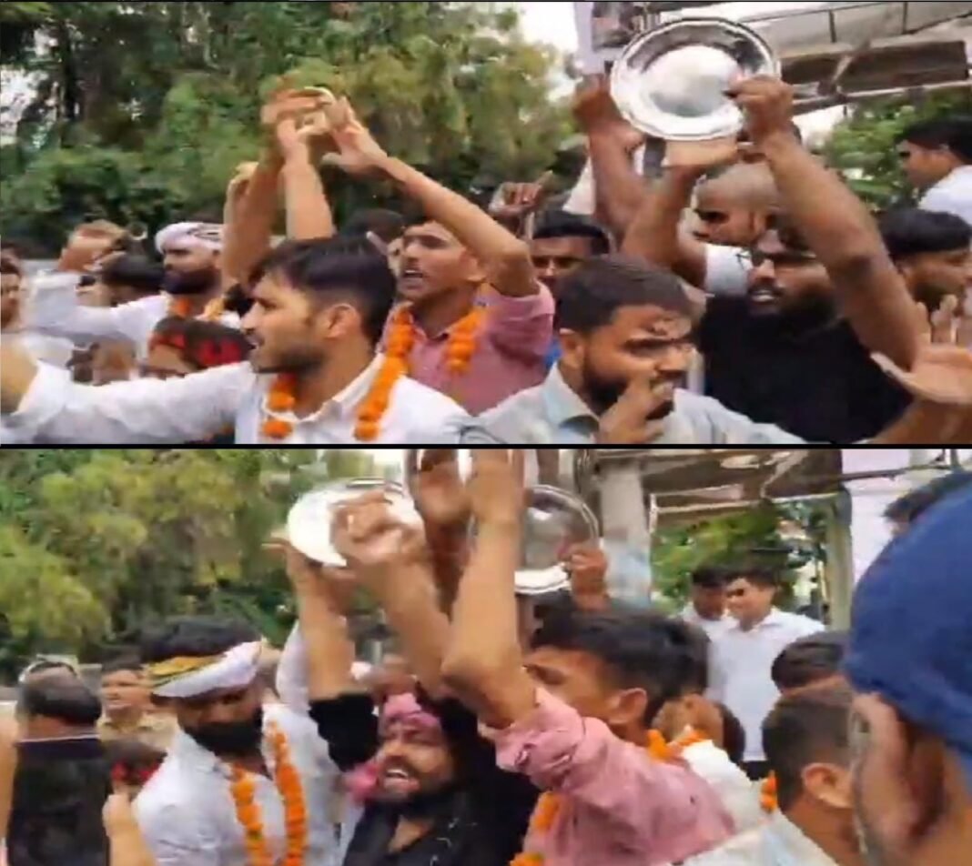 थालियां बजाकर जताया विरोध