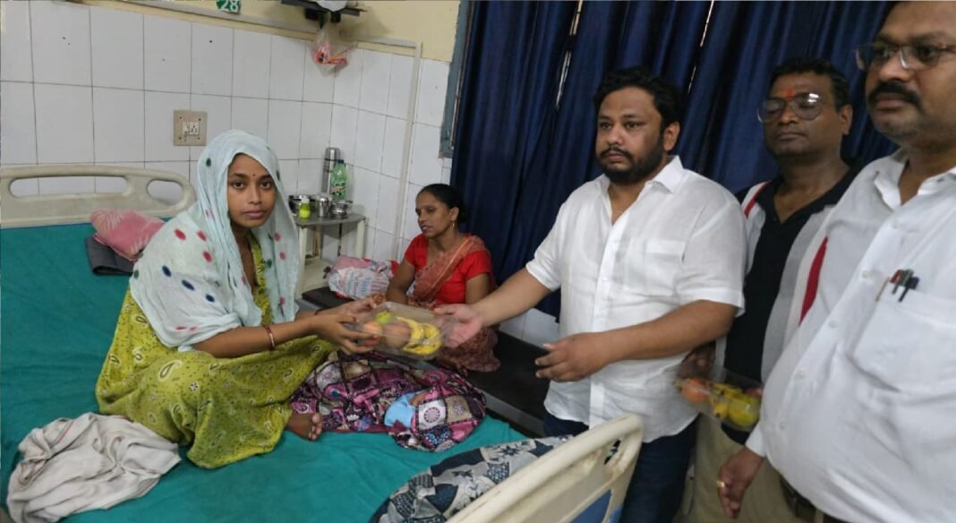 लोहिया अस्पताल में मरीजों को बांटे फल लोहिया अस्पताल में मरीजों को बांटे फल
