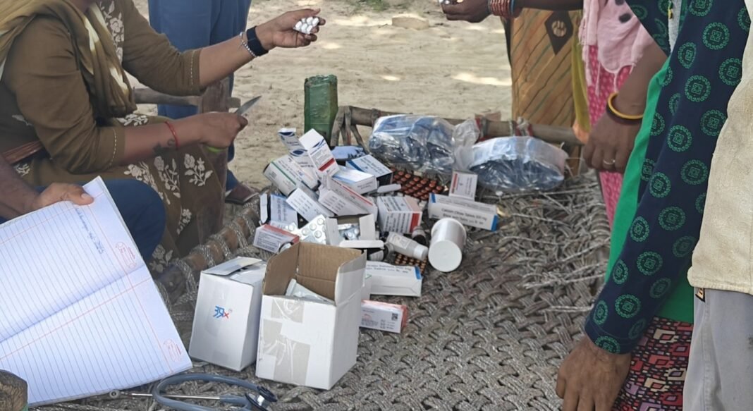 शिविर लगाकर वितरित कीं दवायें