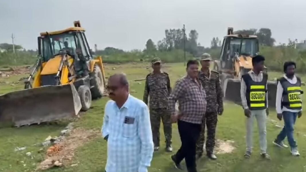 अवैध प्लाटिंग पर बुलडोजर चलाकर बड़ी कार्रवाई