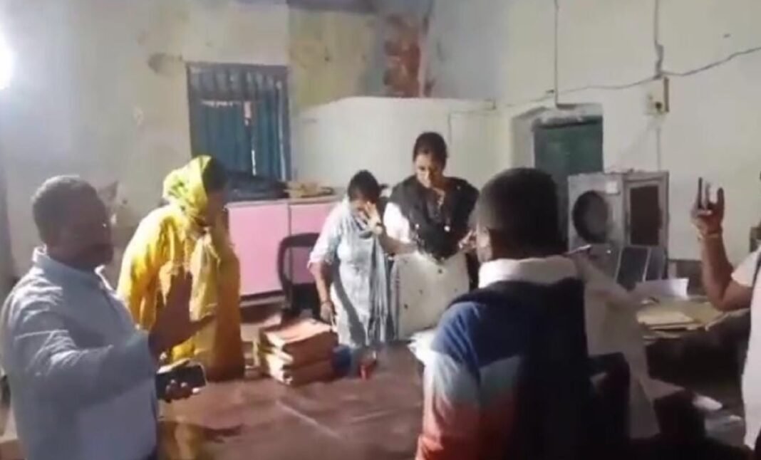 रिश्वत लेते हुए गिरफ्तार