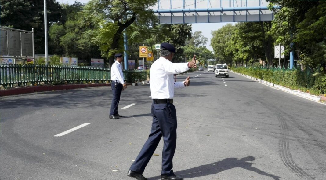 ट्रैफिक सब-इंस्पेक्टर को मारा मुक्का