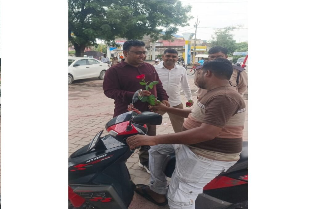 गुलाब देकर किया जागरूक