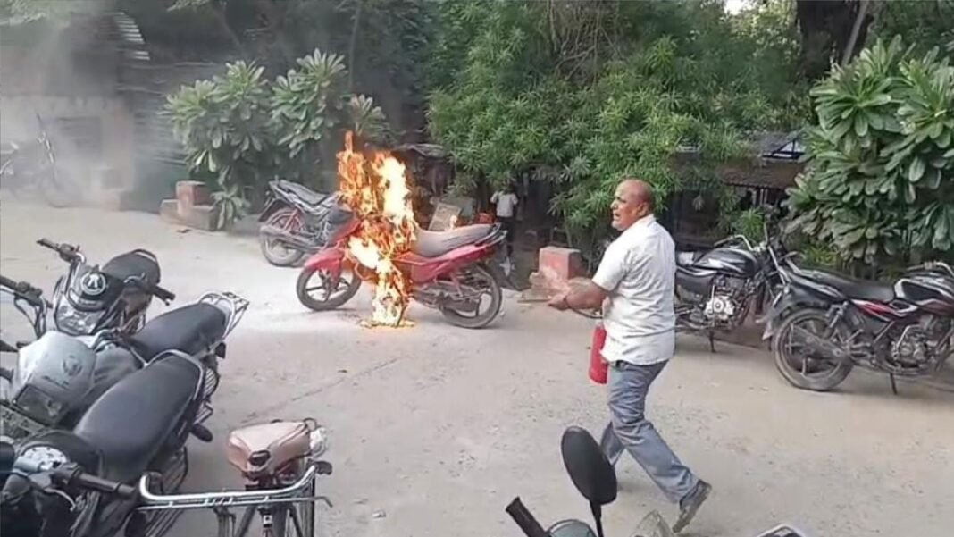 कर्मचारियों ने बुझाई लपटें