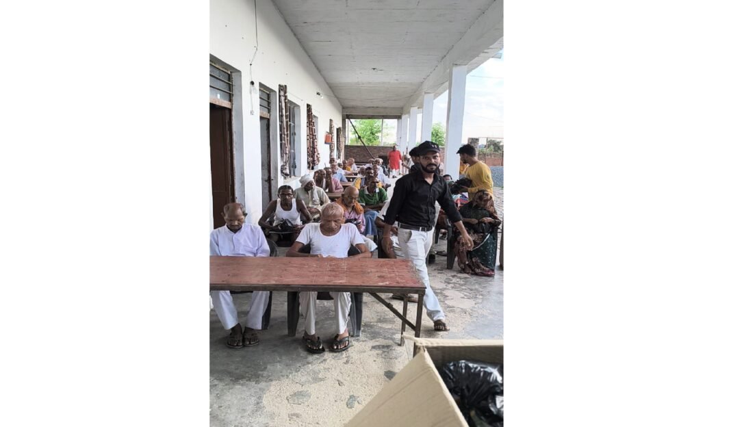 बुजुर्ग जनों को सम्मान