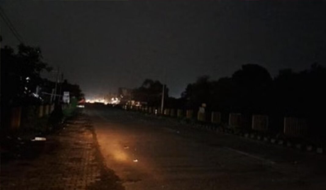 अंधेरे में डूबा लखनऊ का अमीनाबाद