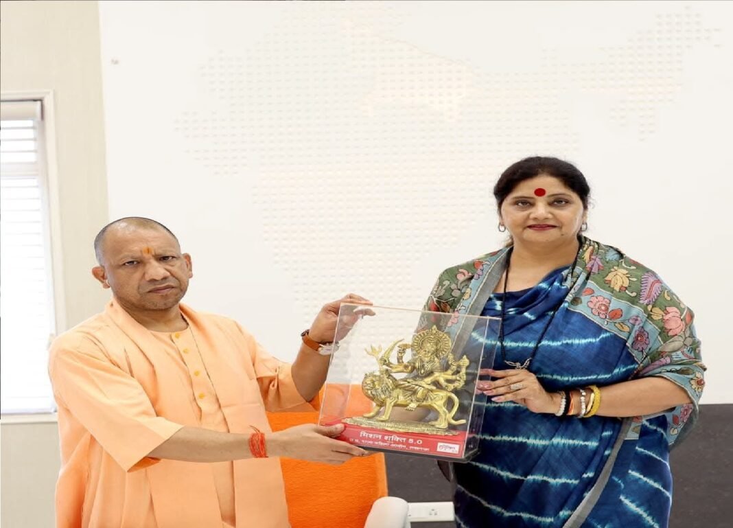 सीएम योगी को भेंट की