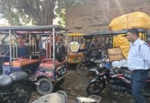 यातायात महा के तहत ई-रिक्शा और टेंपो चालकों पर कार्रवाई, 10 ई-रिक्शा सीज — आधा सैकड़ा वाहनों के कटे चालान