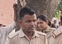 थाना गेट पर बैठकर होमगार्ड खुलेआम करता है डग्गामार वाहनों से वसूली थाना अध्यक्ष के संरक्षण में हो रहा कार्य,