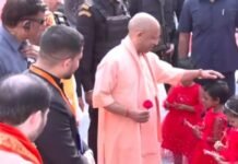 मुख्यमंत्री योगी का बड़ा संदेश: “राष्ट्र से बड़ा कोई मजहब नहीं”, बच्चों को चॉकलेट बांटी, दिव्यांग को दी ट्राई साइकिल