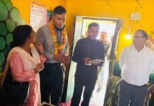 प्रशिक्षु आईएएस अधिकारियों ने गांव में किया निरीक्षण